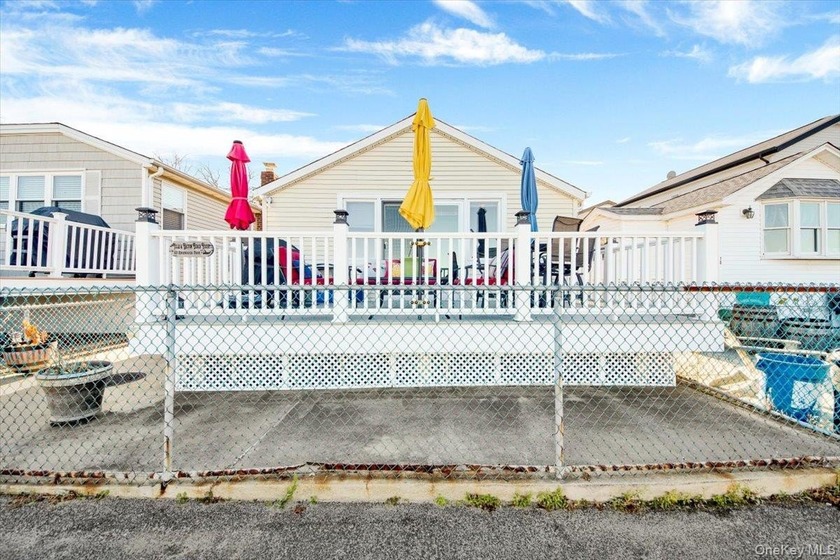 Welcome to 6 Edgewater Park, a beautifully maintained 3-bedroom - Beach Home for sale in Bronx, New York on Beachhouse.com