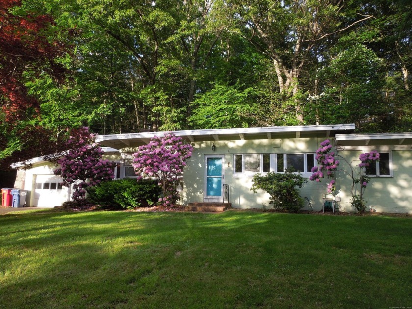 Enjoy a relaxing lake lifestyle in this 2 bedroom 1.5 bath ranch - Beach Home for sale in Guilford, Connecticut on Beachhouse.com