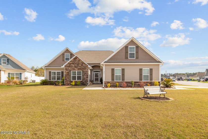 Meticulously Maintained 3 Bedroom2.5 Bath with Bonus Room sits - Beach Home for sale in Sneads Ferry, North Carolina on Beachhouse.com