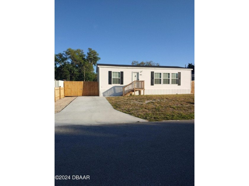 This spacious manufactured home on its own property built in - Beach Home for sale in South Daytona, Florida on Beachhouse.com