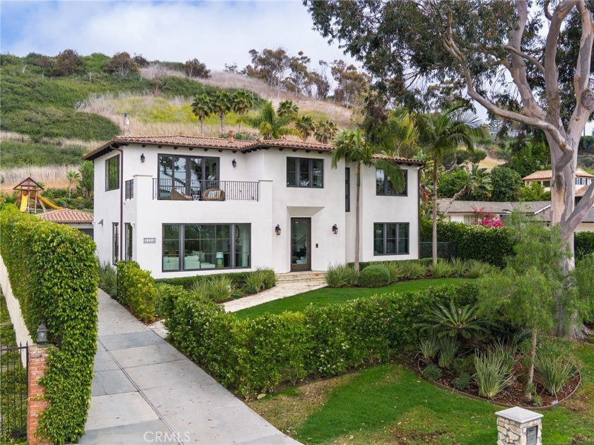 Experience the natural beauty of Lunada Bay in this exceptional - Beach Home for sale in Palos Verdes Estates, California on Beachhouse.com