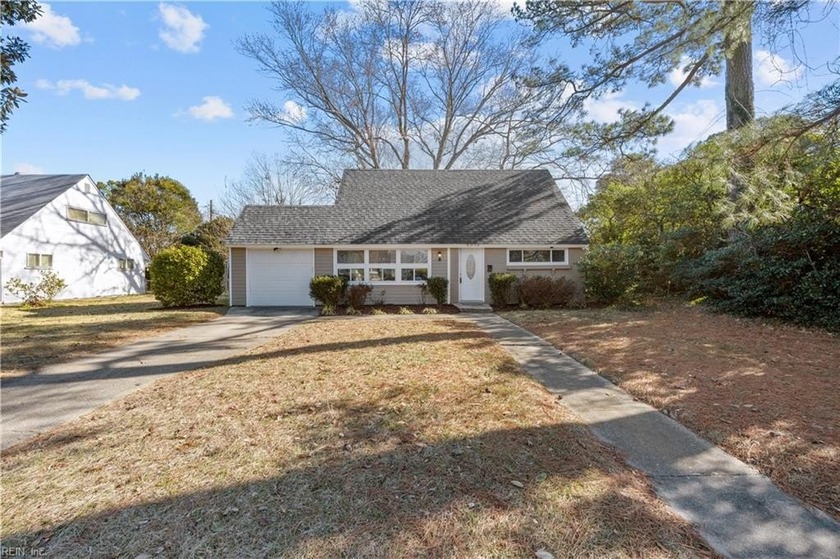 TUCKED AWAY ON A QUIET CUL-DE-SAC IN NORFOLK. 4 BEDROOM 2 BATH - Beach Home for sale in Norfolk, Virginia on Beachhouse.com