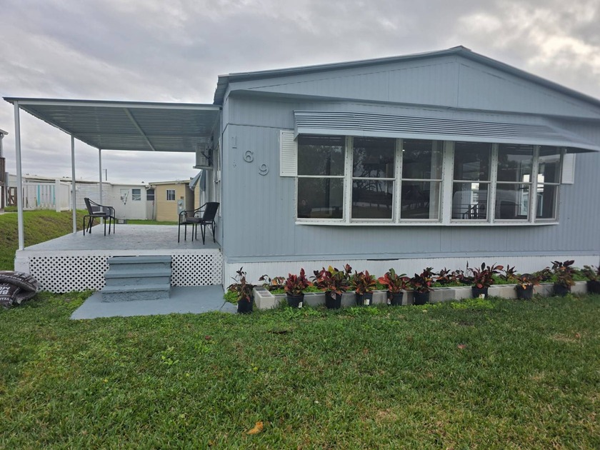 Waterfront Living on the bay!  Enjoy breathtaking water views - Beach Home for sale in Ruskin, Florida on Beachhouse.com