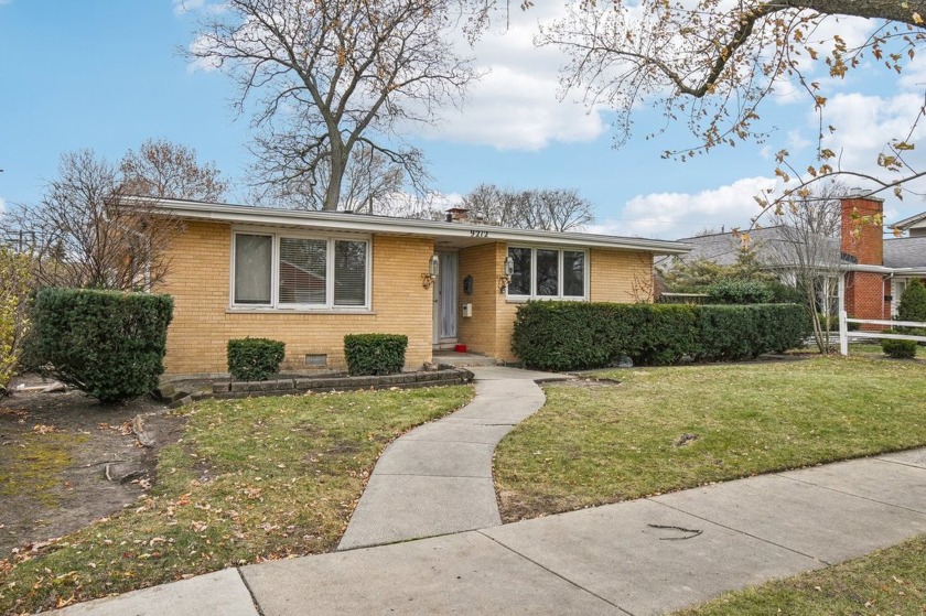 Long-time owner is ready to sell! This charming 3-bedroom, 1 - Beach Home for sale in Skokie, Illinois on Beachhouse.com