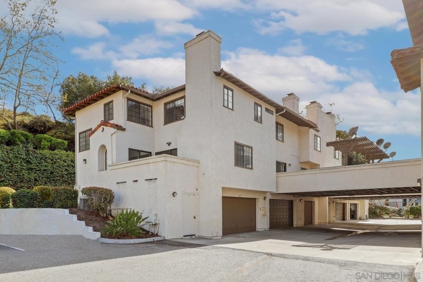 Welcome to this light and bright tri-level townhouse in the - Beach Townhome/Townhouse for sale in Oceanside, California on Beachhouse.com