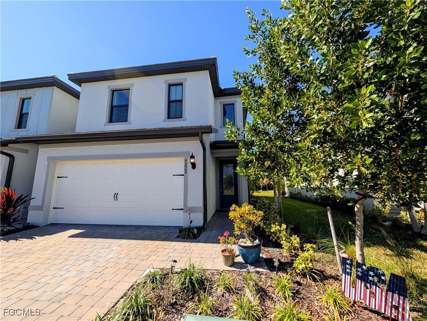 This is the Naples home you've been waiting for! END-UNIT - Beach Townhome/Townhouse for sale in Naples, Florida on Beachhouse.com