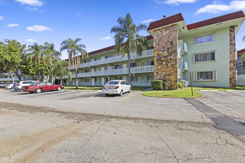 Beautiful, well-maintained one-bedroom, one-bathroom condo - Beach Condo for sale in Palm Springs, Florida on Beachhouse.com
