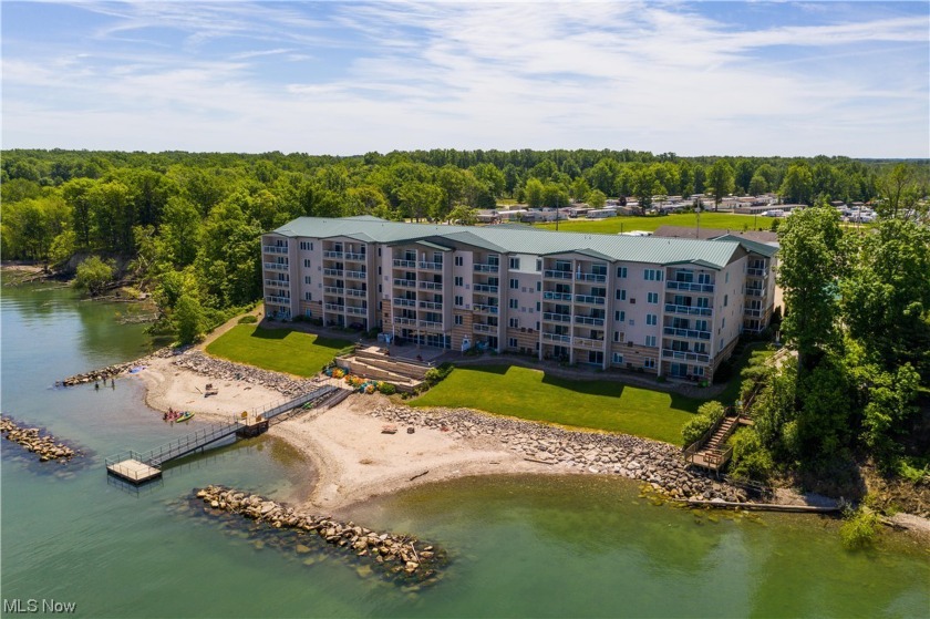 Move right in to this fully furnished, well-equipped and - Beach Condo for sale in Geneva-on-The-Lake, Ohio on Beachhouse.com