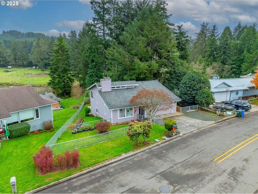 Great Views from this 2 story Custom home on .35 of an acre in - Beach Home for sale in Reedsport, Oregon on Beachhouse.com