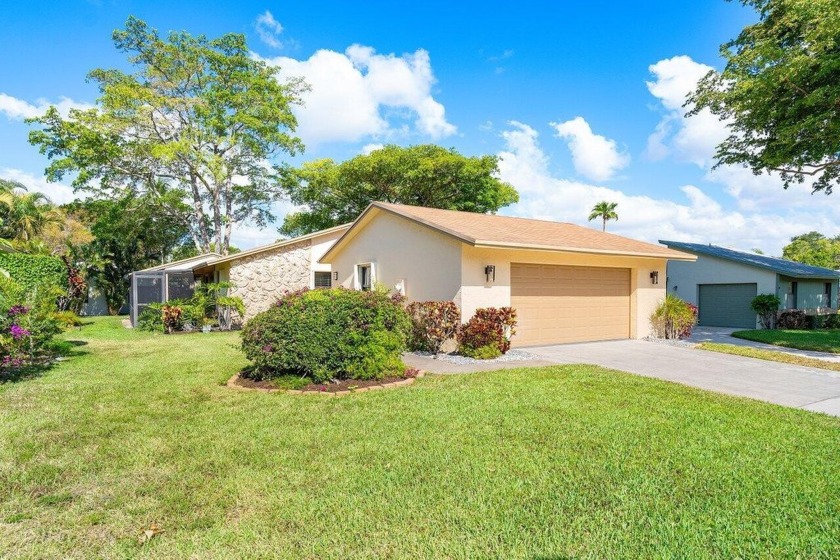 Move right into this newly remodeled 2 bedroom home with an - Beach Home for sale in Delray Beach, Florida on Beachhouse.com