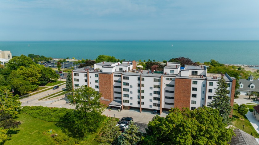 Great value on this impressive Penthouse condo with amazing - Beach Condo for sale in Racine, Wisconsin on Beachhouse.com