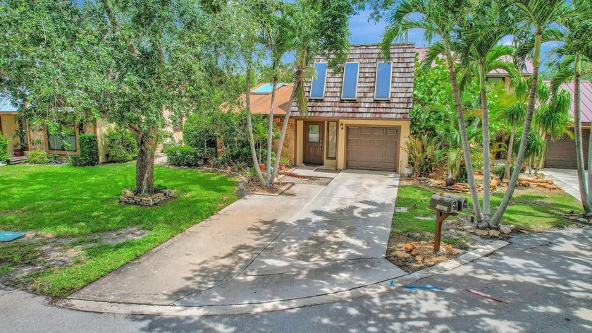 Step into this beautifully renovated 2-bedroom, 2-bath townhouse - Beach Townhome/Townhouse for sale in Palm Beach Gardens, Florida on Beachhouse.com
