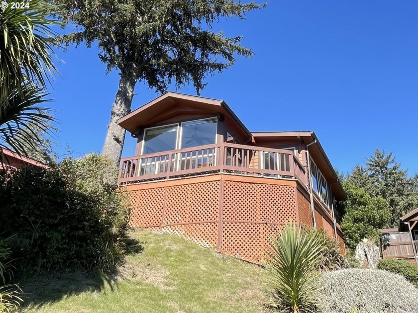 Beautiful OCEAN and MOUNTAIN VIEWS from this 1 bedroom, 1 bath - Beach Home for sale in Brookings, Oregon on Beachhouse.com