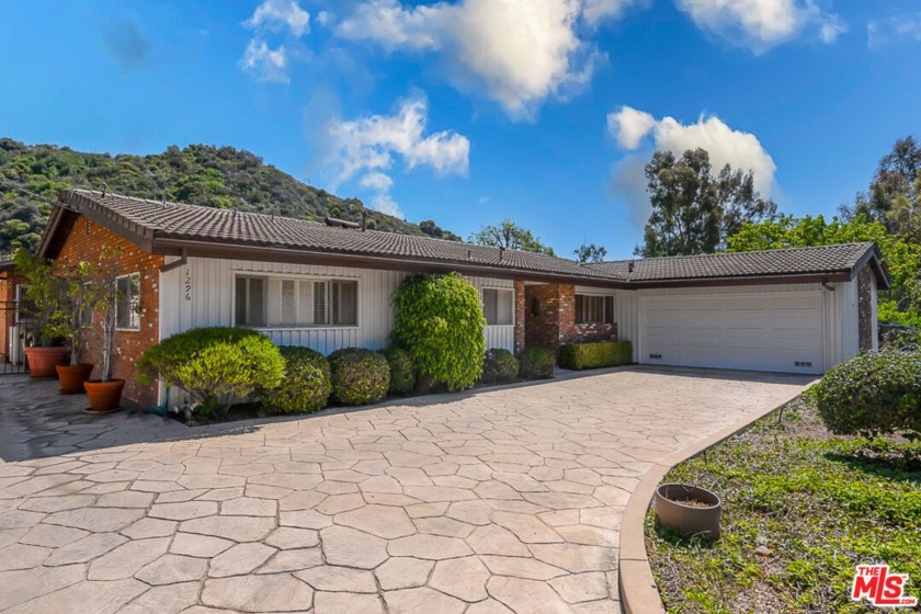 This exceedingly private mid-century ranch needs to be seen to - Beach Home for sale in Pacific Palisades, California on Beachhouse.com