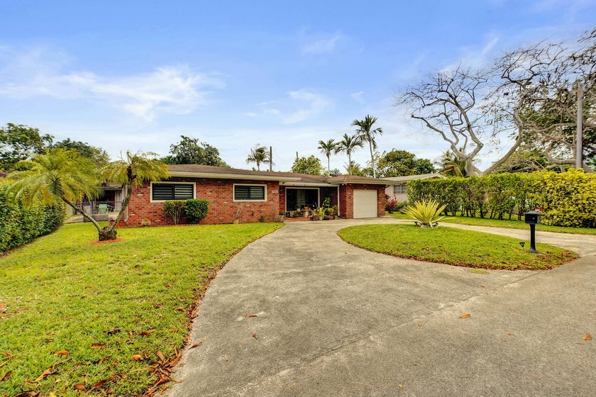 Beautiful home, 3 bedrooms, 2 baths with brand new windows and - Beach Home for sale in Miami, Florida on Beachhouse.com