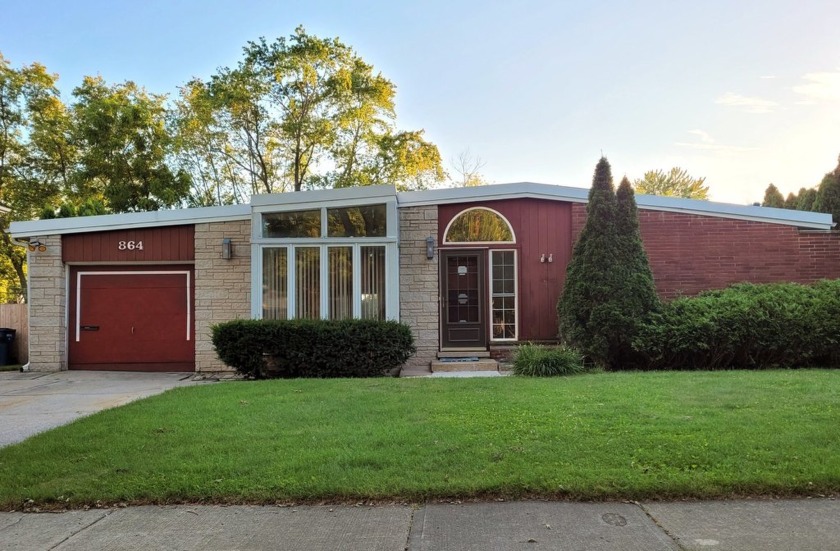 Recently updated 4 bed/2.5 bath brick ranch home with fabulous - Beach Home for sale in Highland Park, Illinois on Beachhouse.com