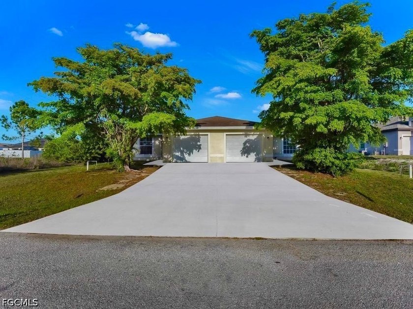 Welcome to this freshly painted 2 bedroom + den 2 bath 1 car - Beach Home for sale in Lehigh Acres, Florida on Beachhouse.com