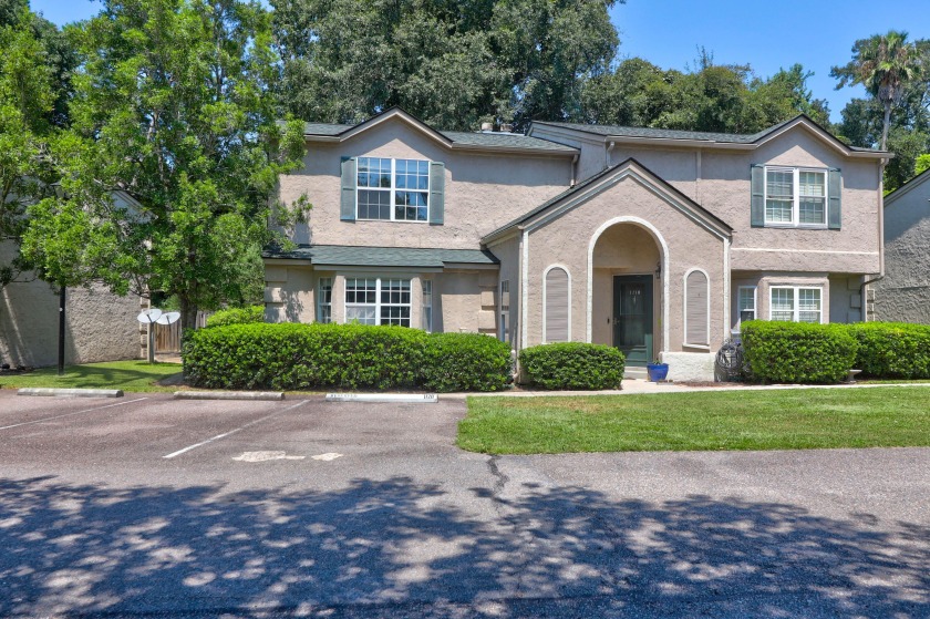 Great updated townhouse located in Beaumont! Desirable end unit - Beach Home for sale in Mount Pleasant, South Carolina on Beachhouse.com