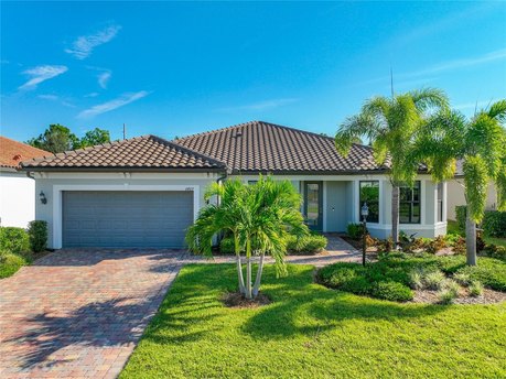 THIS 3 BED / 2.5 BATH / 2.5 CAR GARAGE / POOL HOME NESTLED ON A - Beach Home for sale in Lakewood Ranch, Florida on Beachhouse.com