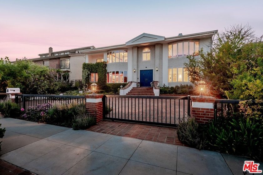 143 Marguerita Ave presents an exceptional opportunity on one of - Beach Home for sale in Santa Monica, California on Beachhouse.com