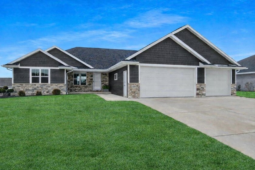 Meticulously maintained 3-bedroom, 2.5-bath home situated on a - Beach Home for sale in Green Bay, Wisconsin on Beachhouse.com