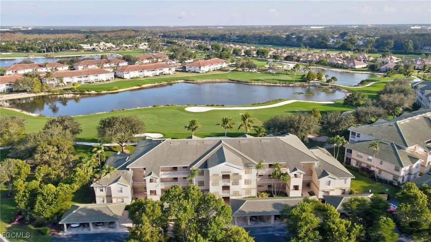 Super convenient 1st floor golf membership 2 bedroom , 2 bath - Beach Condo for sale in Fort Myers, Florida on Beachhouse.com