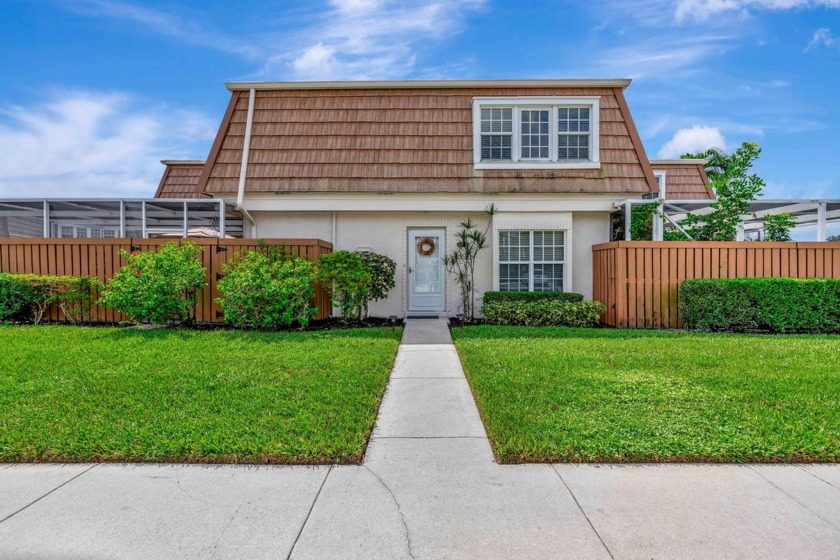 This beautiful CBS 3/2.5 townhouse in Winchester Courts is - Beach Townhome/Townhouse for sale in Palm Beach Gardens, Florida on Beachhouse.com