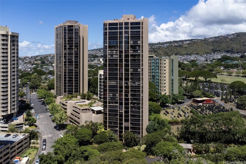 Rarely available 3 bedroom/ 2 bath with 2 full side by side - Beach Condo for sale in Honolulu, Hawaii on Beachhouse.com