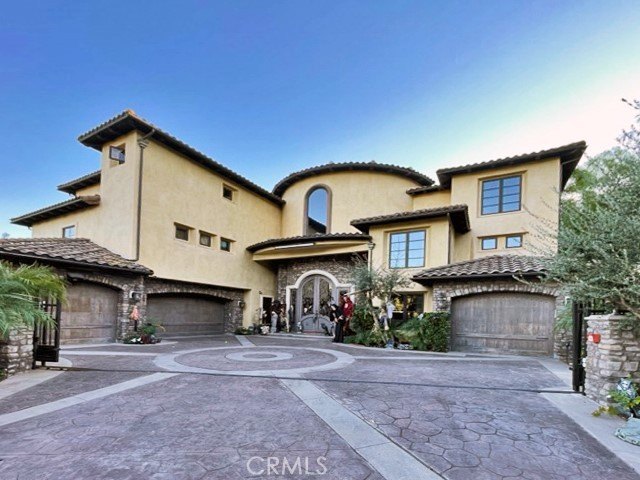 Welcome to the Via Colinas Estate. Discover timeless elegance in - Beach Home for sale in Coto de Caza, California on Beachhouse.com