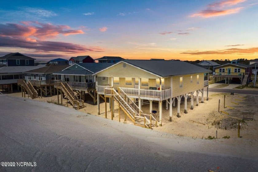Corner location, ''MAKING WAVES'' has an open kitchen/bar/living - Beach Home for sale in Oak Island, North Carolina on Beachhouse.com