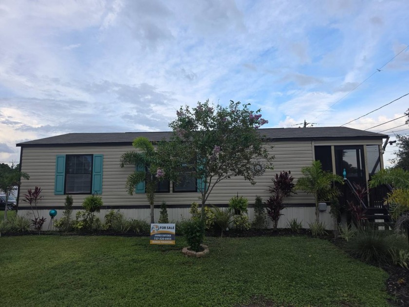Welcome to your like-new sanctuary nestled in the highly - Beach Home for sale in St. Pete, Florida on Beachhouse.com