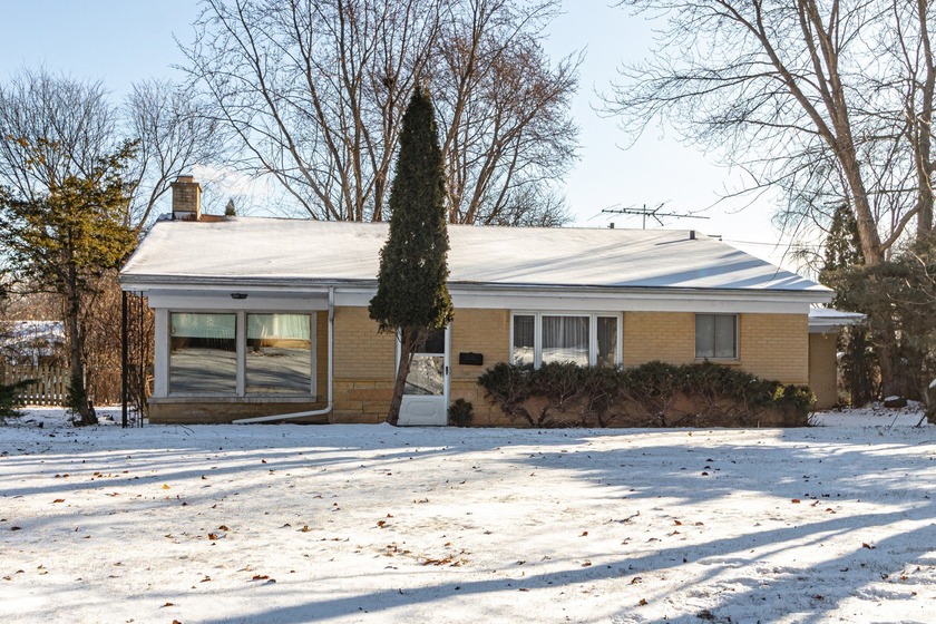 This three-bedroom, two-bath split-level home is the perfect - Beach Home for sale in Lake Bluff, Illinois on Beachhouse.com