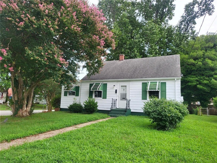 Outstanding move-in ready, 3 bedrooms Cottage on corner lot wiht - Beach Home for sale in Newport News, Virginia on Beachhouse.com
