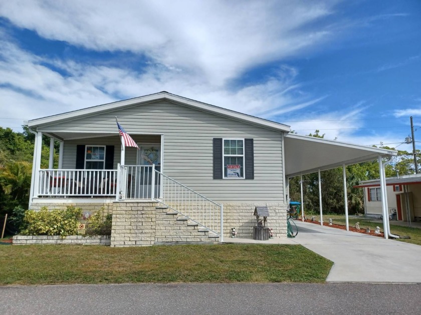 BRAND NEW ROOF WITH 30 YEAR WARRANTY FRESHLY INSTALLED! This - Beach Home for sale in St. Petersburg, Florida on Beachhouse.com