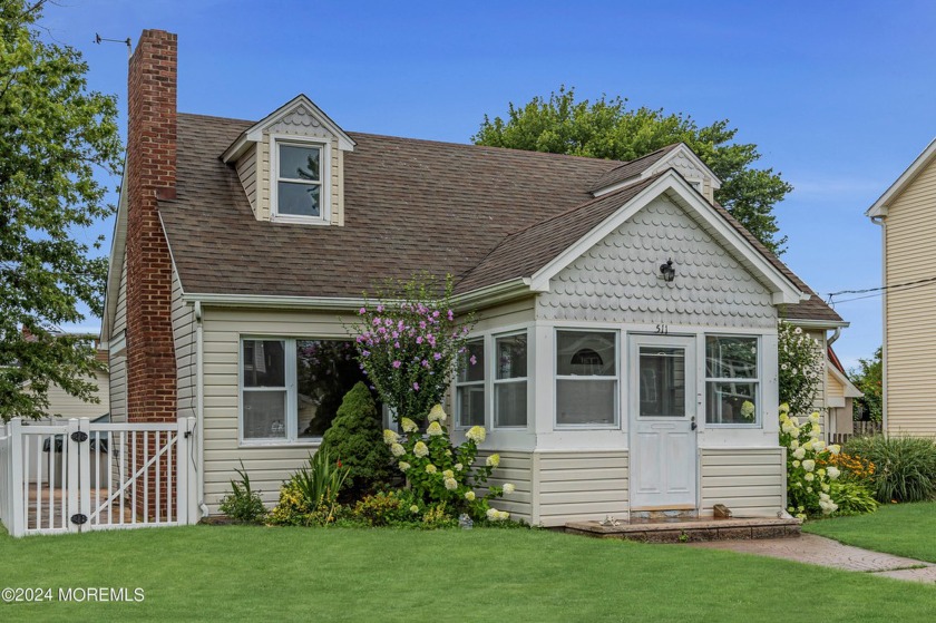 Investor's Special: Fixer-Upper 2 Blocks from Bay Beach in a - Beach Home for sale in Ocean Gate, New Jersey on Beachhouse.com