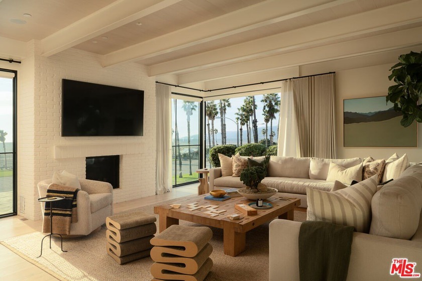 120 Hart Ave offers a rare blend of luxury, privacy, and - Beach Home for sale in Santa Monica, California on Beachhouse.com