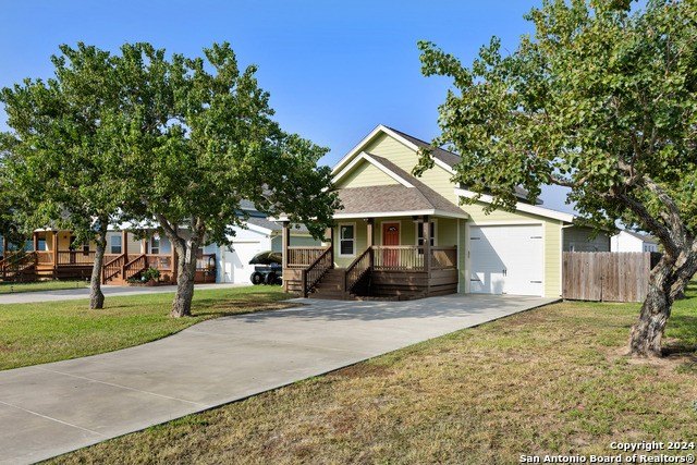 This 3 bedroom, 2.5 bath beautiful coastal cottage is only a - Beach Home for sale in Rockport, Texas on Beachhouse.com