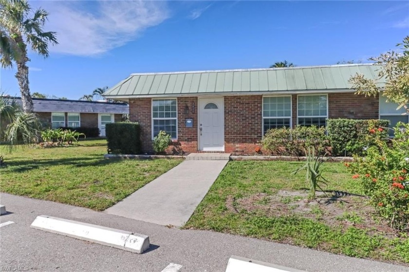 Don't miss this light and bright 2-bed, 2-bath end unit villa in - Beach Home for sale in Naples, Florida on Beachhouse.com