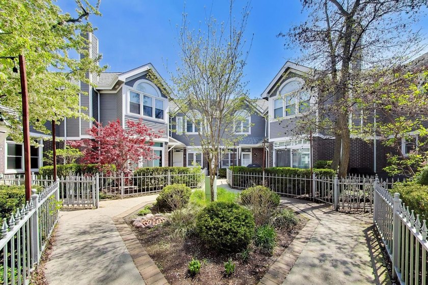 Welcome to 3331 N Racine #D - a meticulous 3 bed/2 bath - Beach Condo for sale in Chicago, Illinois on Beachhouse.com
