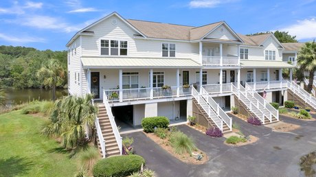 Welcome to this MOVE IN READY upscale modern townhouse with a - Beach Home for sale in Mount Pleasant, South Carolina on Beachhouse.com