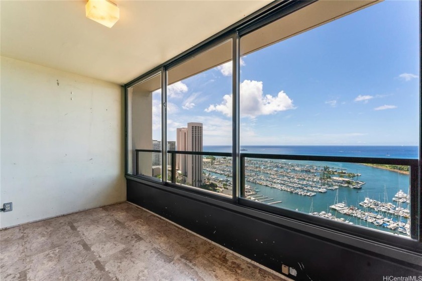 Prime location near Ala Moana Beach Park and Ala Moana Shopping - Beach Condo for sale in Honolulu, Hawaii on Beachhouse.com