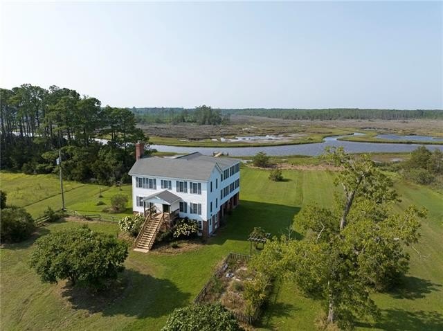 1900's beautiful renovated Colonial home on Garden Creek out to - Beach Home for sale in Mathews, Virginia on Beachhouse.com