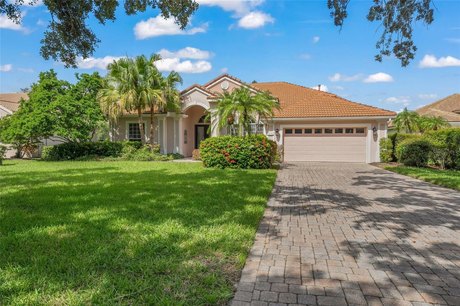 Welcome to your dream lifestyle on a beautiful cul-de-sac street - Beach Home for sale in University Park, Florida on Beachhouse.com