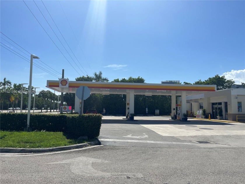 Service Gas Station and Convenience store situated in 22 500 sqf - Beach Commercial for sale in North Miami Beach, Florida on Beachhouse.com