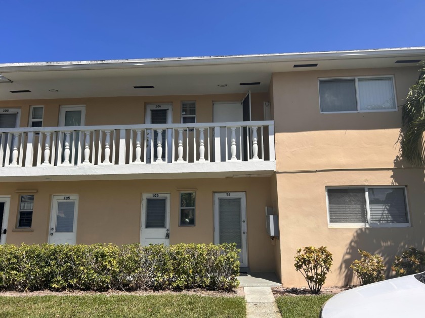 Welcome to this spacious 2-bedroom, 2-bath condo in the heart of - Beach Condo for sale in Boynton Beach, Florida on Beachhouse.com