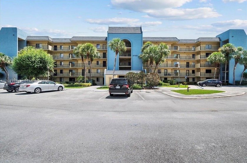Investment opportunity ! Spacious 2-bedroom, 2-bath condo - Beach Condo for sale in West Palm Beach, Florida on Beachhouse.com