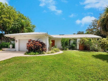 Mid-Century Gem by Ruth Richmond - 2 Bed, 2 Bath Home in - Beach Home for sale in Sarasota, Florida on Beachhouse.com