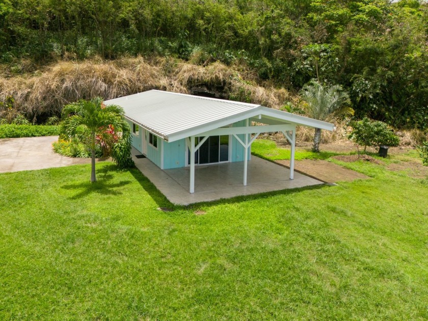 Charming Custom-Built Cottage with Stunning Kealakekua Bay Views - Beach Home for sale in Captain Cook, Hawaii on Beachhouse.com