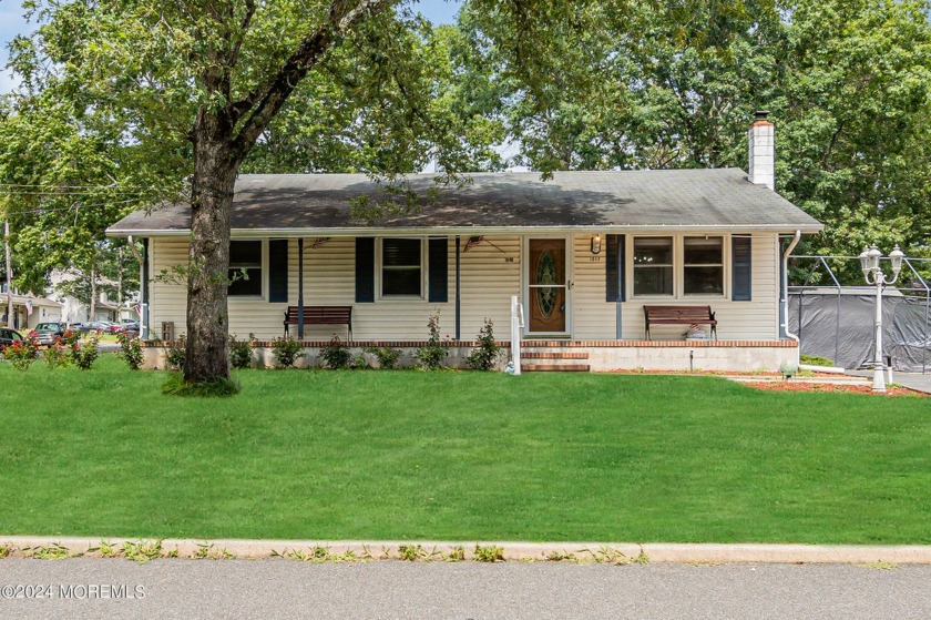 Double Lot - Potential Subdivision  This beautiful three-bedroom - Beach Home for sale in Manahawkin, New Jersey on Beachhouse.com