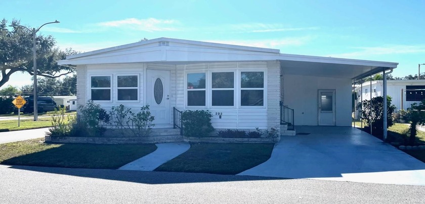 Move in ready!  Many updates!  This cozy 2 bedroom, 1.5 bath - Beach Home for sale in Clearwater, Florida on Beachhouse.com